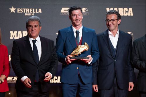 Robert Lewandowski, cu trofeul dedicat celui mai bun marcator, alături de președintele Barcelonei, Joan Laporta (stânga) / Foto: Imago