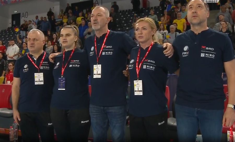 Ovidiu Mihăilă, Iulia Curea și staff-ul României / FOTO: Captură @Pro Arena România, debut în forță la Trofeul Carpați 2025 » Handbalistele tricolore au marcat 40 de goluri!
