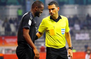 Ovidiu Hațegan îl arbitrează pe Răzvan Lucescu în finala mică a Mondialului Cluburilor