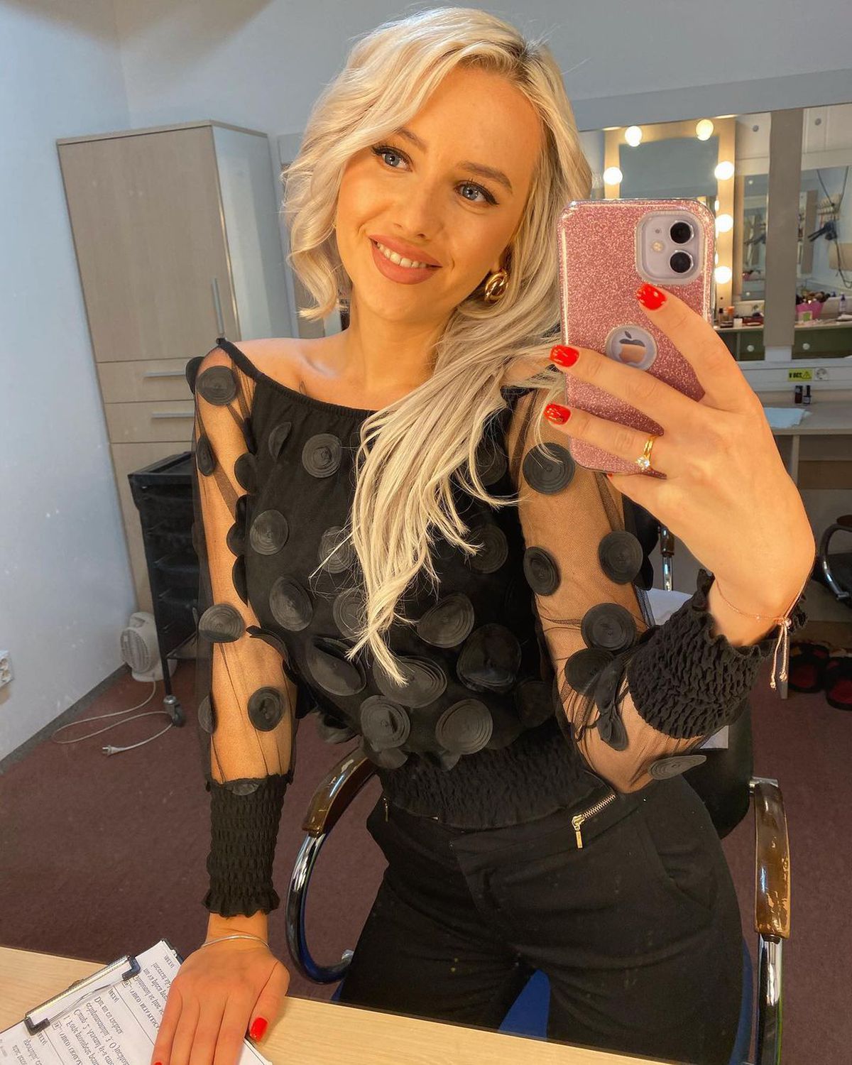 FOTO Anita Van Belzen, apariții spectaculoase la TV! Frumoasa blondă prezintă știrile la Look Sport