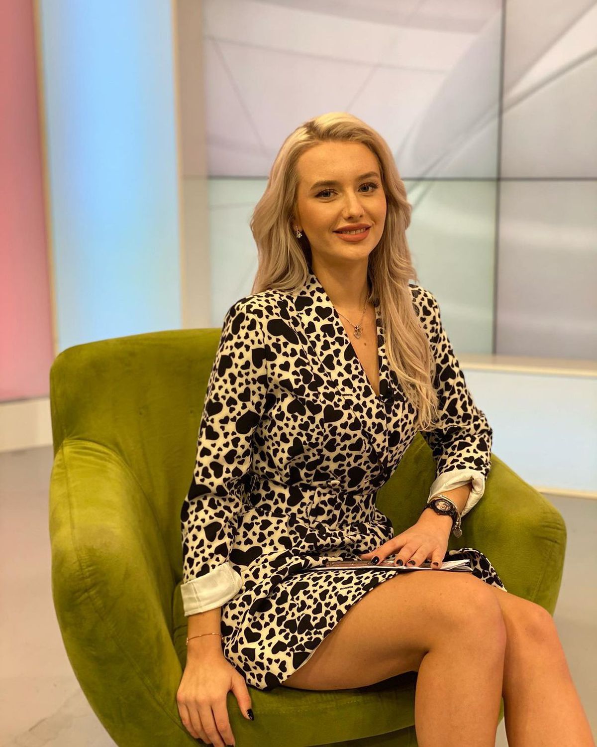 FOTO Anita Van Belzen, apariții spectaculoase la TV! Frumoasa blondă prezintă știrile la Look Sport