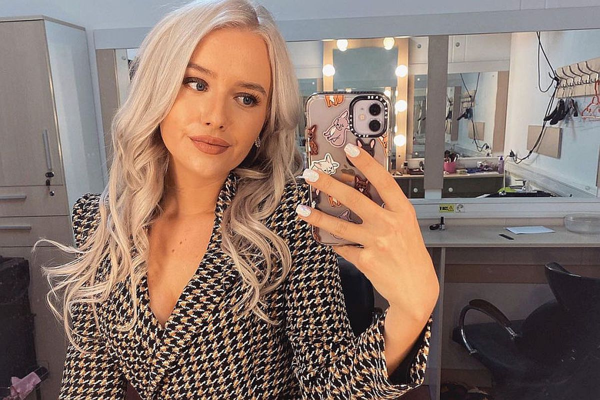 FOTO Anita Van Belzen, apariții spectaculoase la TV! Frumoasa blondă prezintă știrile la Look Sport