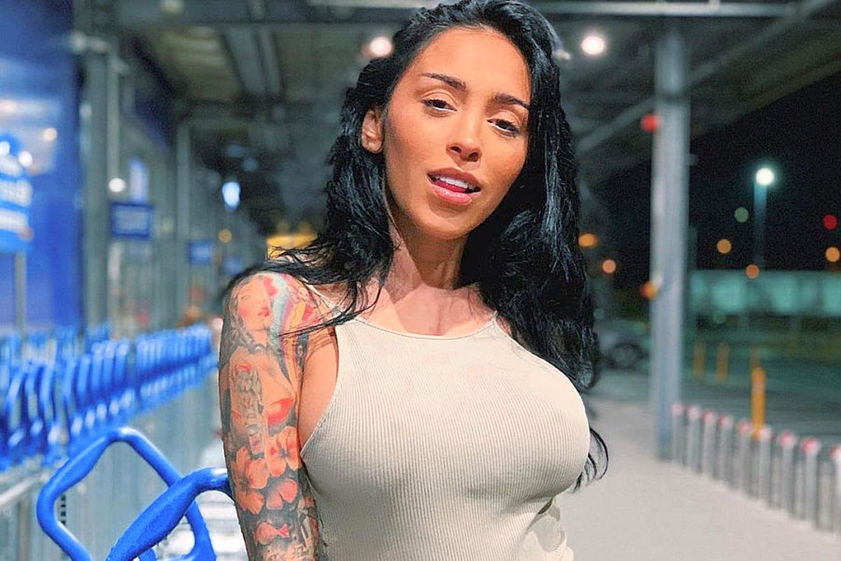 FOTO Benny Adegbuyi a avut cea mai sexy fană! Ruby a făcut show după victoria românului cu Badr Hari