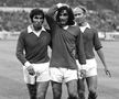 George Best, centru, încadrat de Bobby Charlton (stânga) și Tony Dunne (dreapta) foto: Guliver/gettyimages