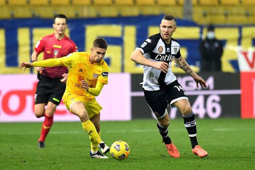 Răzvan Marin (galben), în Cagliari - Udinese 1-1 // foto: Guliver/gettyimages