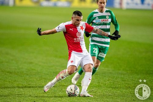 Nicolae Stanciu, la minge // foto: Twitter @ SK Slavia Praga