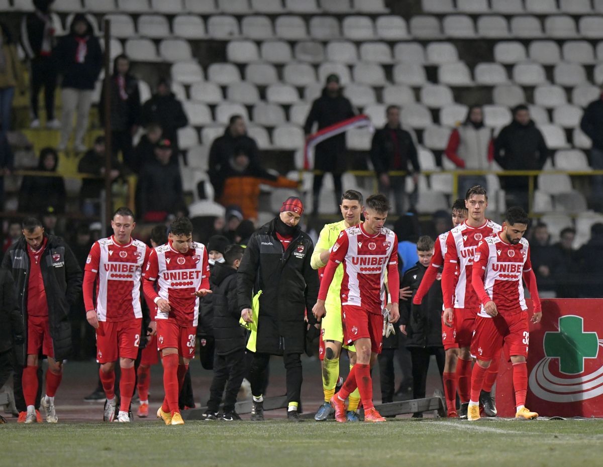 3 lucruri care nu s-au văzut la TV în Dinamo - Farul: „I love you, Hagi”, fredonat pe stadion + „Câinii”, ironizați: „Serie B prossimo anno?”