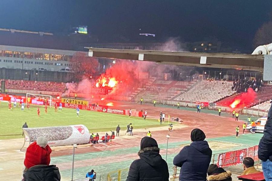 3 lucruri care nu s-au văzut la TV în Dinamo - Farul: „I love you, Hagi”, fredonat pe stadion + „Câinii”, ironizați: „Serie B prossimo anno?”