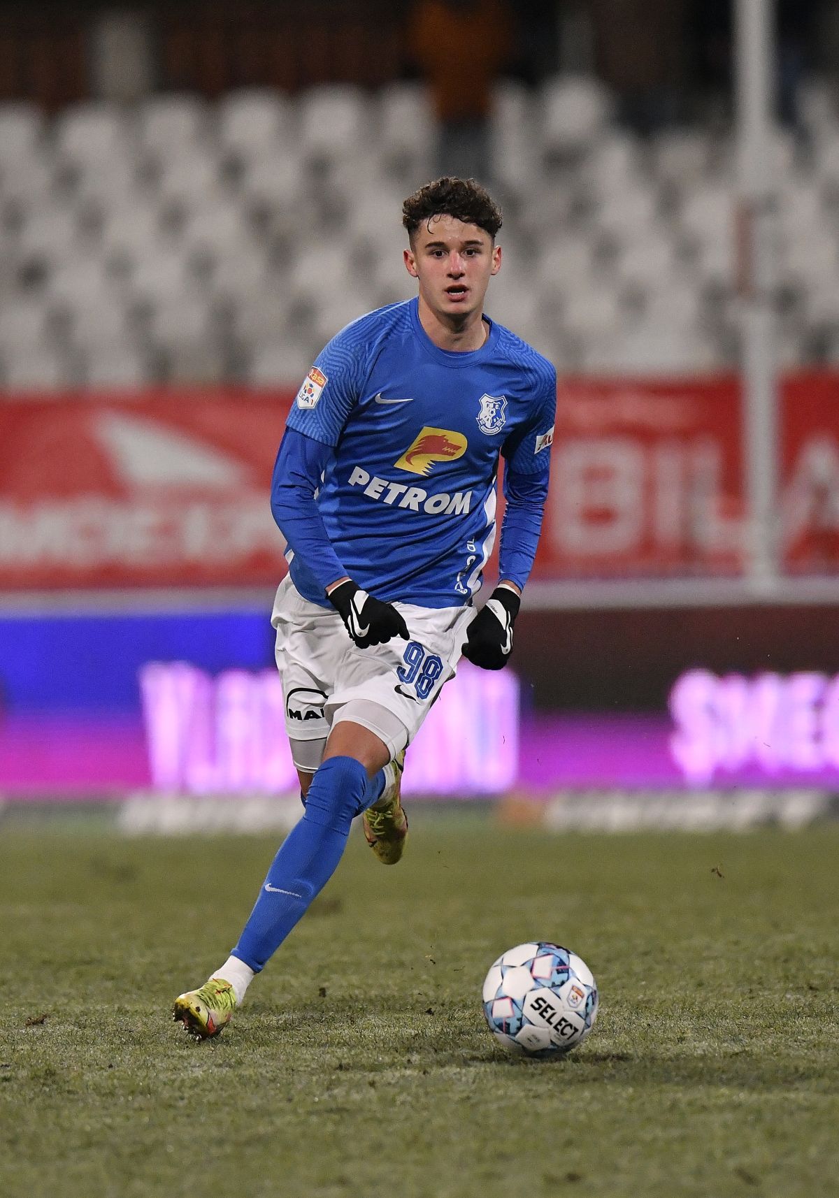 3 lucruri care nu s-au văzut la TV în Dinamo - Farul: „I love you, Hagi”, fredonat pe stadion + „Câinii”, ironizați: „Serie B prossimo anno?”