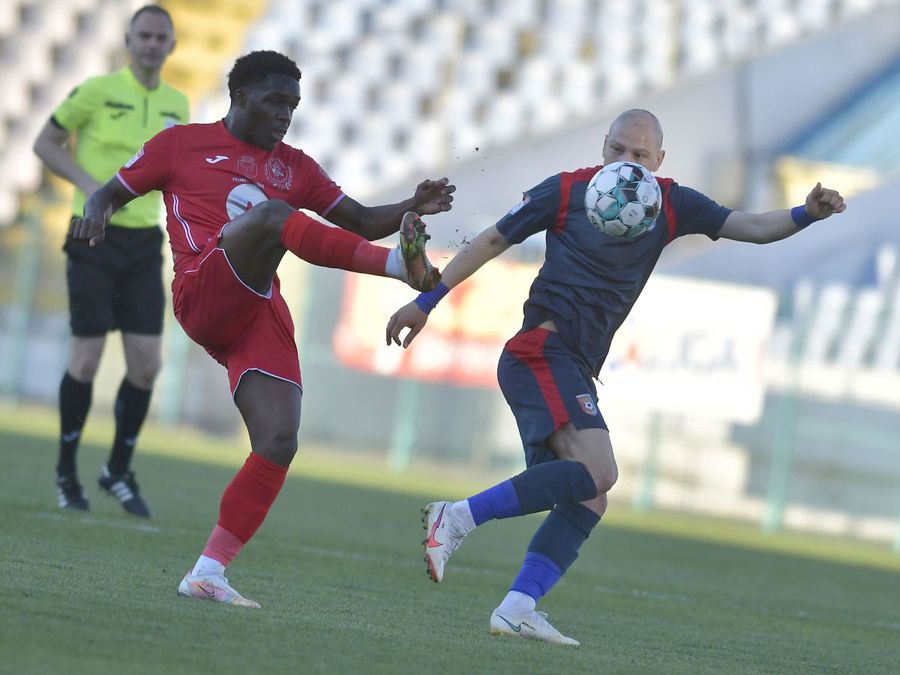 Bryan Alceus (stânga), de la Gaz Metan, n-a mai primit niciun ban de 4 luni FOTO: sportpictures.eu VAR, tichie de mărgăritar