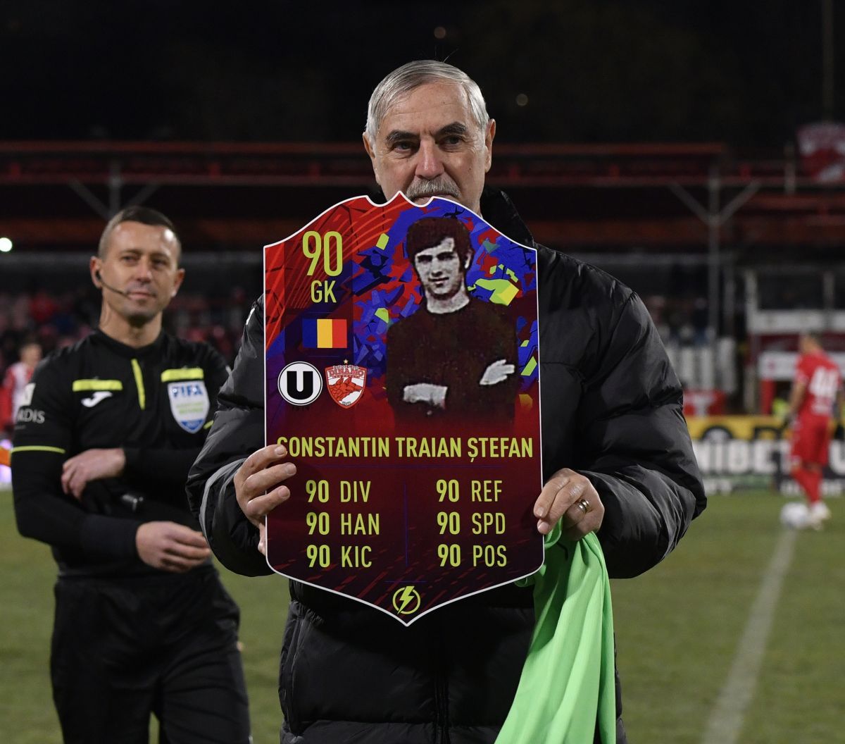 3 lucruri care nu s-au văzut la TV în Dinamo - Farul: „I love you, Hagi”, fredonat pe stadion + „Câinii”, ironizați: „Serie B prossimo anno?”