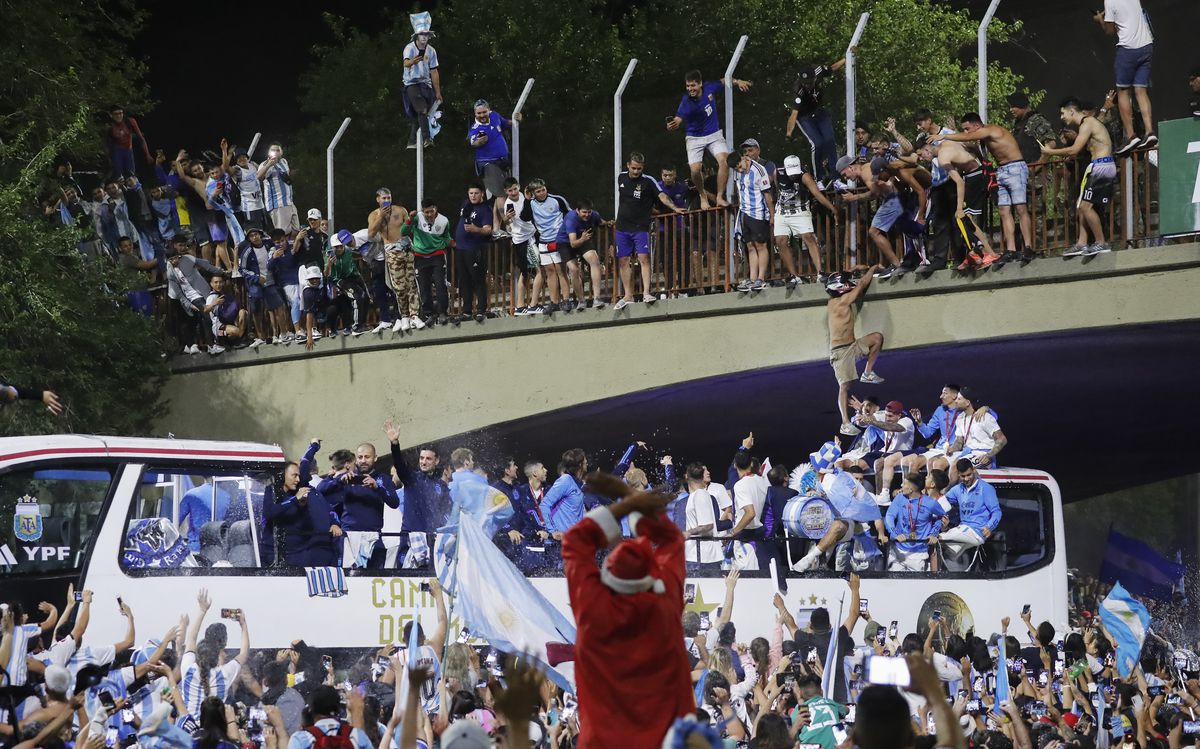 „Dibu” Martinez, protagonist și în timpul paradei de la Buenos Aires » Și-a bătut joc de Mbappe