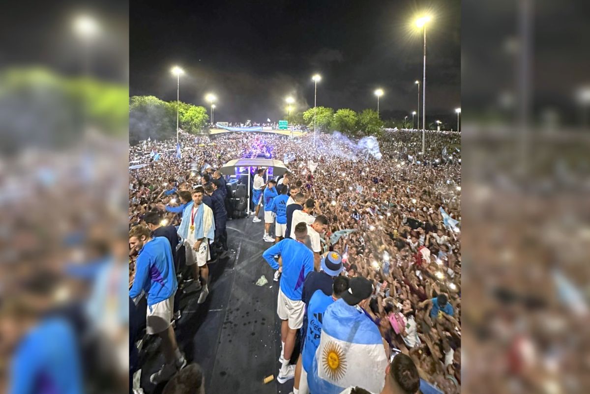 Pentru eternitate! Cupa Mondială a ajuns în Argentina! Imagini ULUITOARE pe străzi, Messi &co. întâmpinați de mii de oameni