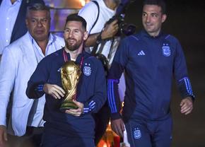 Cupa Mondială a ajuns în Argentina! Imagini ULUITOARE pe străzi, Messi &co. întâmpinați de mii de oameni