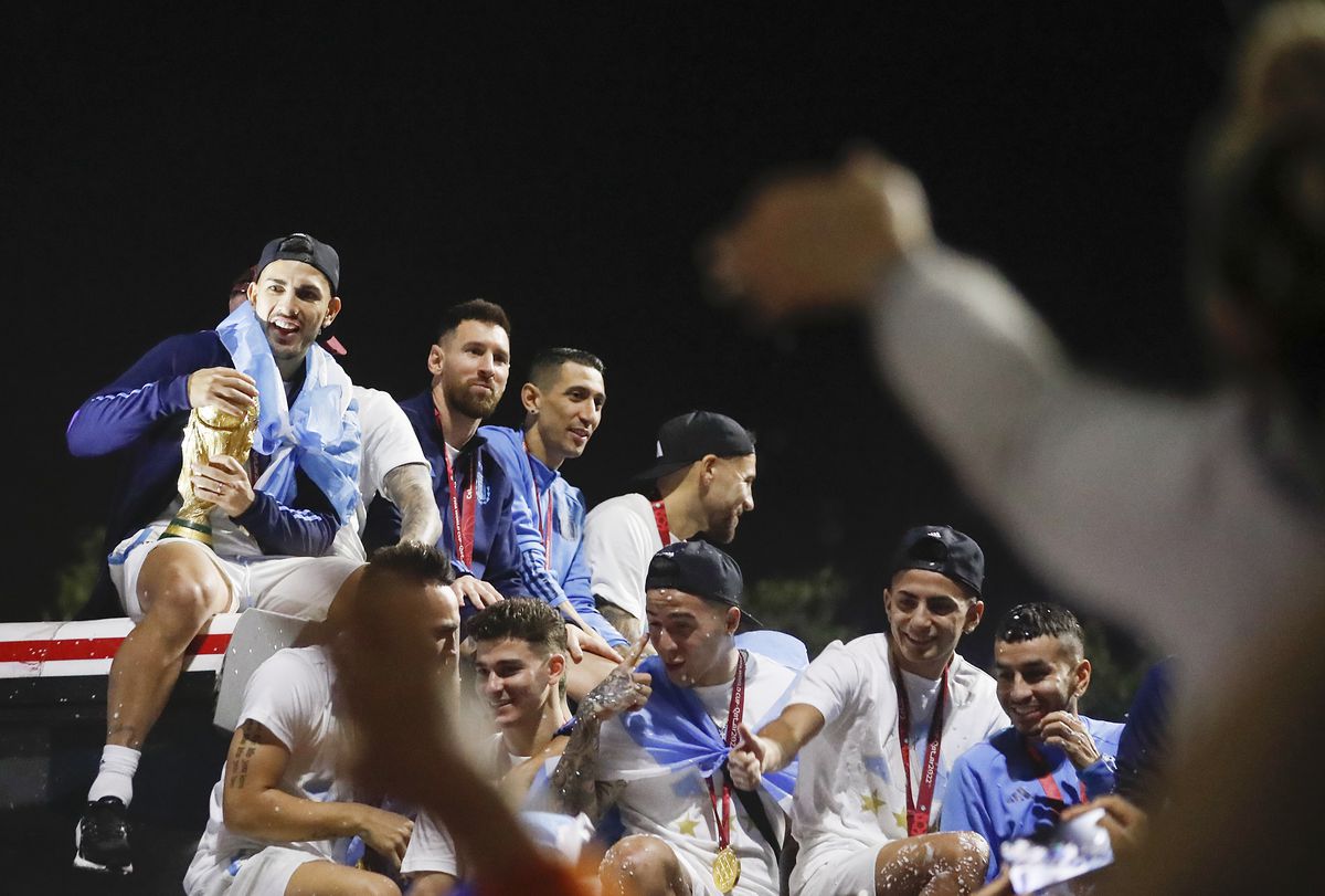 Cupa Mondială a ajuns în Argentina! Nebunie pe străzi, Messi &co. întâmpinați de zeci de mii de oameni