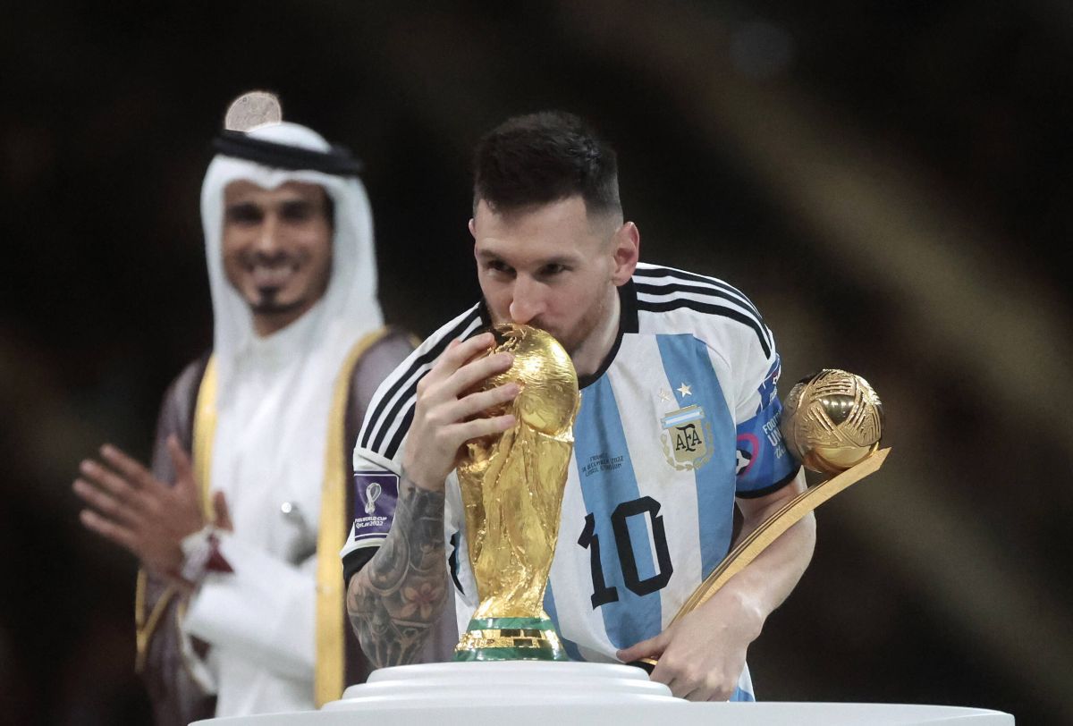 Imagini senzaționale cu Leo Messi și trofeul Campionatului Mondial