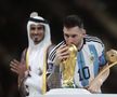 Leo Messi și trofeul Cupei Mondiale
