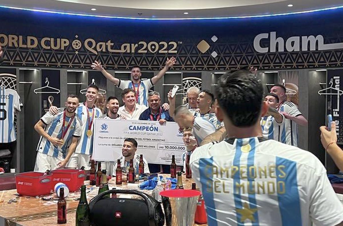 Pentru eternitate! Cupa Mondială a ajuns în Argentina! Imagini ULUITOARE pe străzi, Messi &co. întâmpinați de mii de oameni