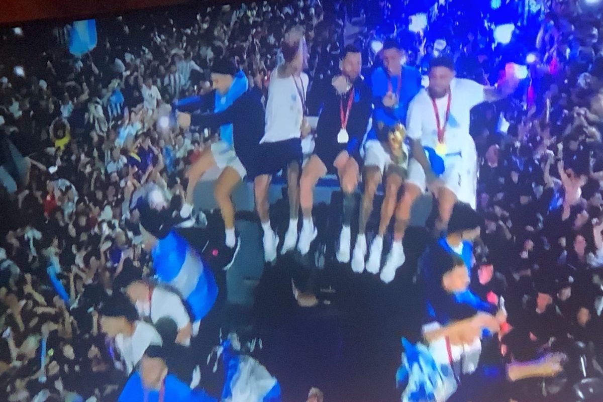 „Dibu” Martinez, protagonist și în timpul paradei de la Buenos Aires » Și-a bătut joc de Mbappe