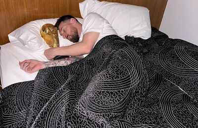 Messi a dormit cu trofeul în pat și s-a postat pe Instagram » Dybala și Suarez l-au luat la întrebări