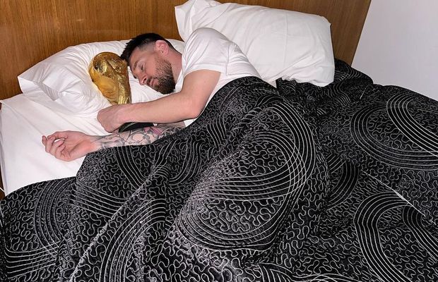 Messi a dormit cu trofeul în pat și s-a postat pe Instagram » Dybala și Suarez l-au luat la întrebări