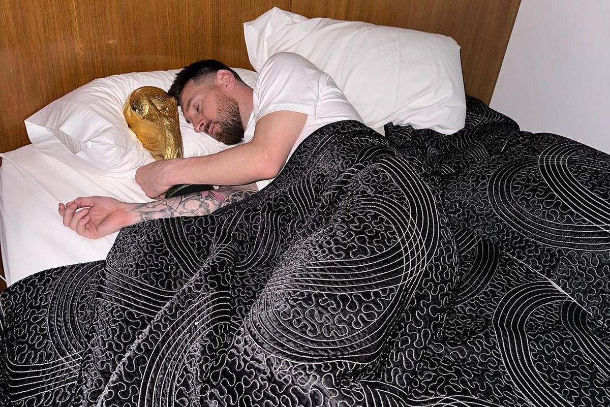 Messi a dormit cu trofeul în pat și s-a postat pe Instagram » Dybala și Suarez l-au luat la întrebări