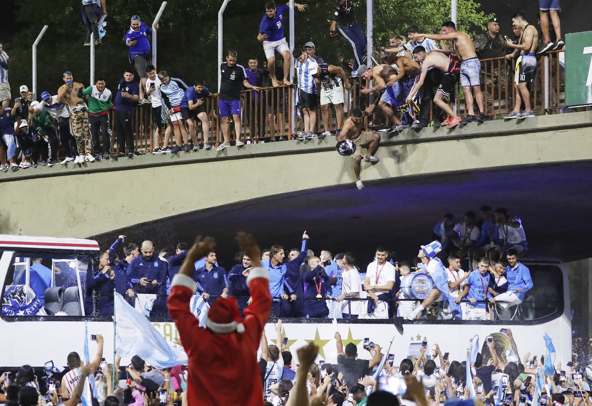 Pentru eternitate! Cupa Mondială a ajuns în Argentina! Imagini ULUITOARE pe străzi, Messi &co. întâmpinați de mii de oameni