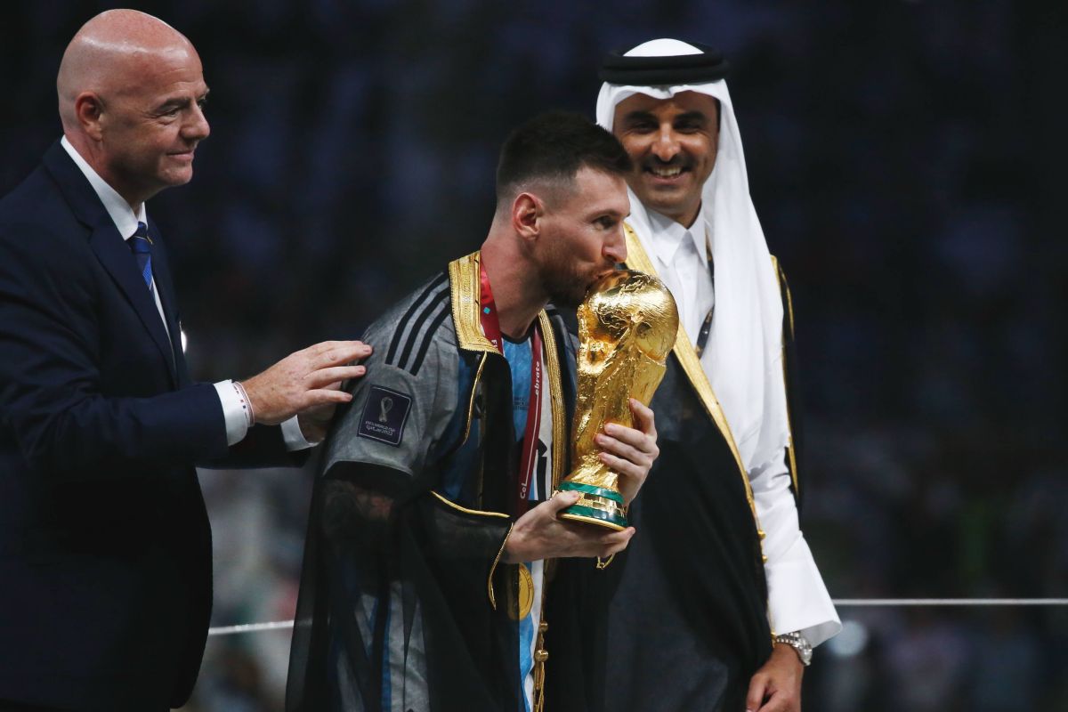 Imagini senzaționale cu Leo Messi și trofeul Campionatului Mondial