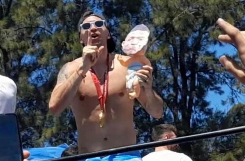 Emiliano Martinez (30 de ani), portarul campioanei mondiale Argentina, a comis-o și în timpul paradei de astăzi.