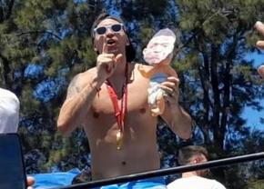 „Dibu” Martinez, protagonist și în timpul paradei de la Buenos Aires » Și-a bătut joc de Mbappe