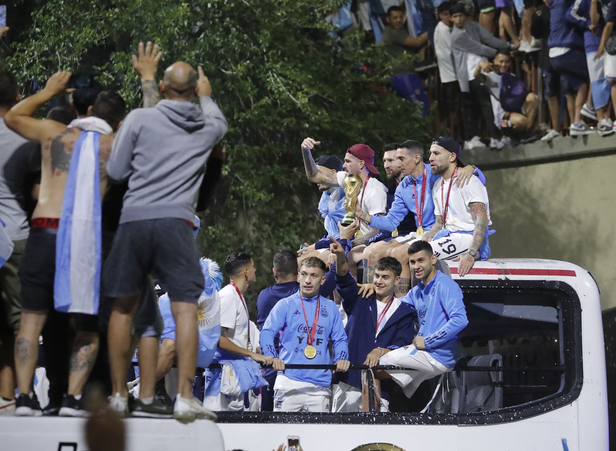 Pentru eternitate! Cupa Mondială a ajuns în Argentina! Imagini ULUITOARE pe străzi, Messi &co. întâmpinați de mii de oameni