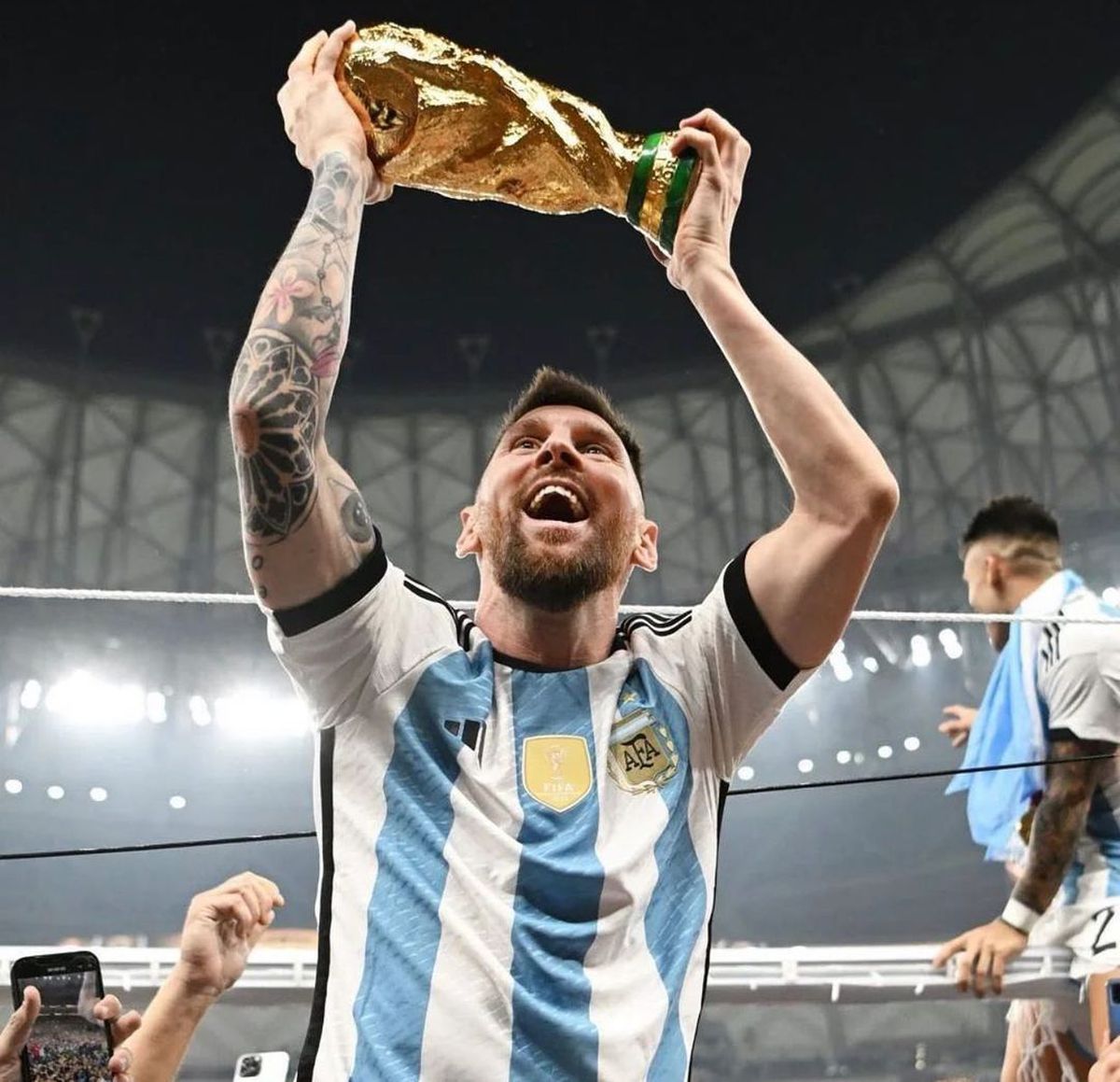 Imagini senzaționale cu Leo Messi și trofeul Campionatului Mondial