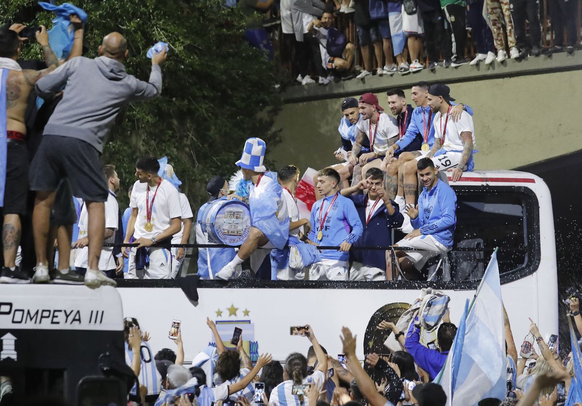 Pentru eternitate! Cupa Mondială a ajuns în Argentina! Imagini ULUITOARE pe străzi, Messi &co. întâmpinați de mii de oameni