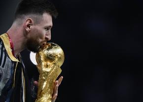 A dormit cu trofeul în pat » Imaginea senzațională postată de Leo Messi în mediul online