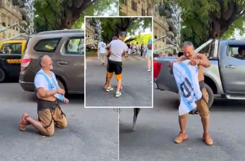 Un om al străzii din Buenos Aires a plâns ca un copil în momentul în care a primit un tricou al Argentinei, în timpul sărbătorii celui de-al treilea titlu mondial din istorie.