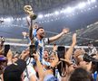 Leo Messi și trofeul Cupei Mondiale