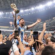 Leo Messi și trofeul Cupei Mondiale