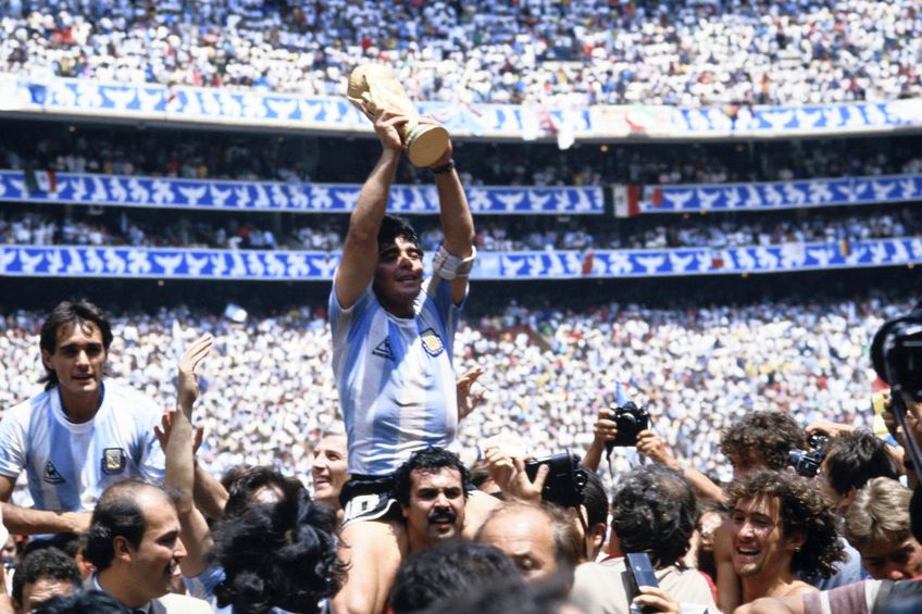 29 iunie 1986. Diego Maradona, pe Azteca, la Ciudad de Mexico. Roberto Cejas l-a ridicat spre cer  / FOTO Imago