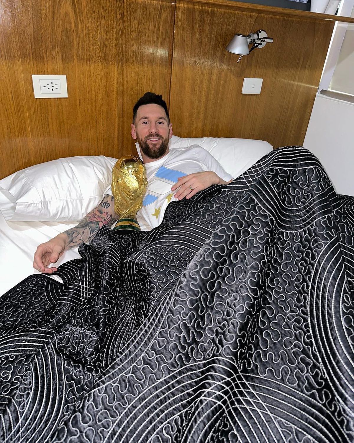 Messi a dormit cu trofeul în pat și s-a postat pe Instagram » Dybala și Suarez l-au luat la întrebări