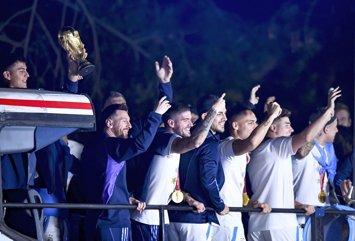 Cupa Mondială a ajuns în Argentina! Nebunie pe străzi, Messi &co. întâmpinați de zeci de mii de oameni