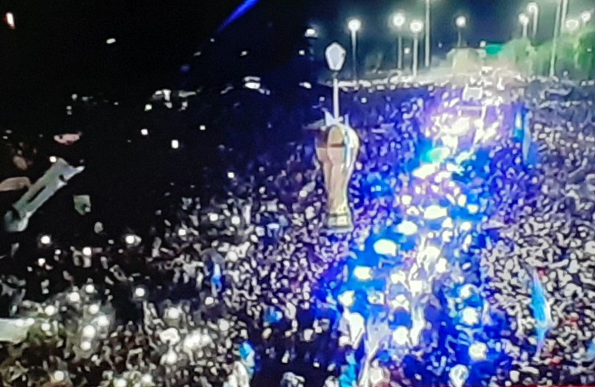 Starurile Argentinei, la un pas de accident » 5 campioni în frunte cu Messi s-au urcat pe autocar și au fost aproape să fie răniți