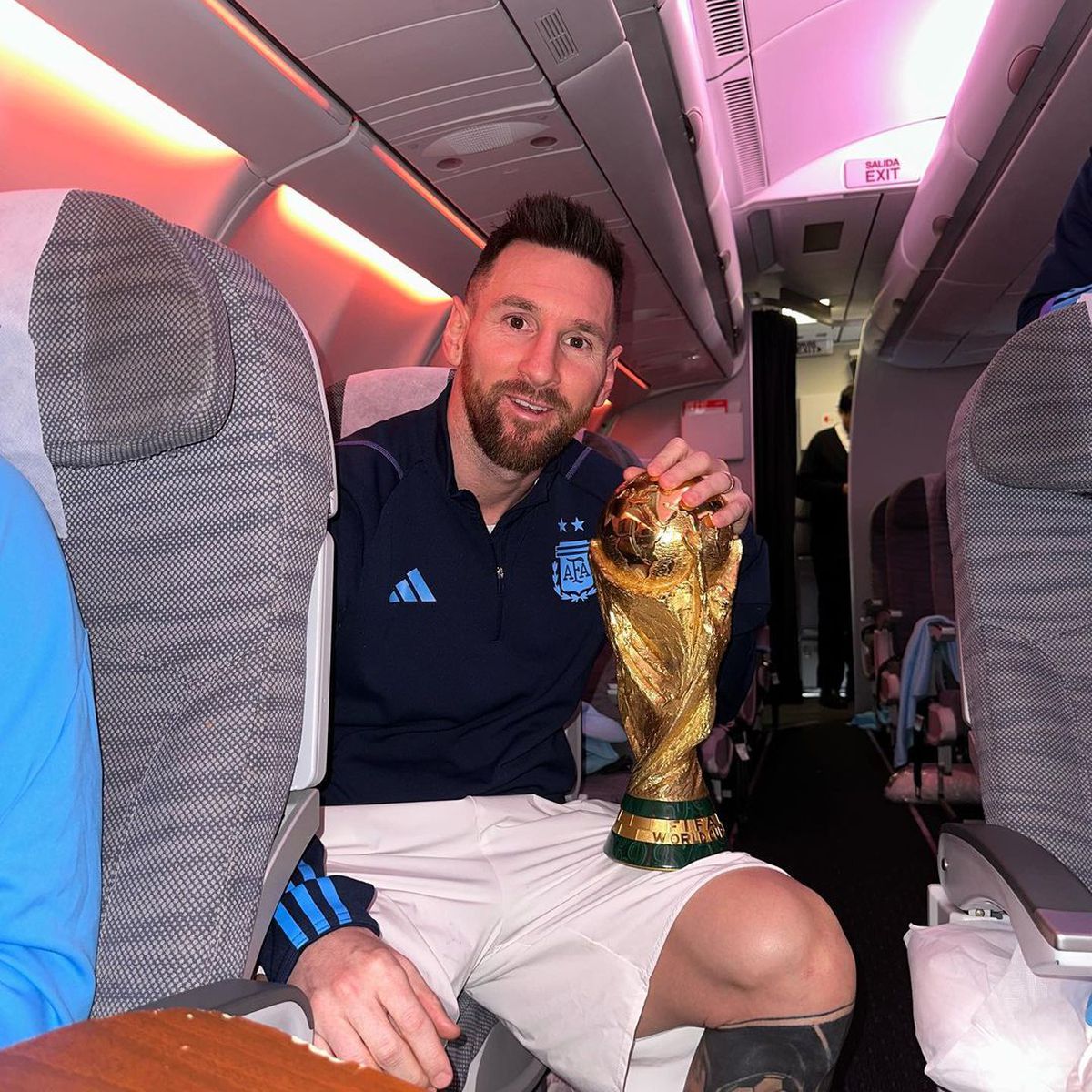 Imagini senzaționale cu Leo Messi și trofeul Campionatului Mondial