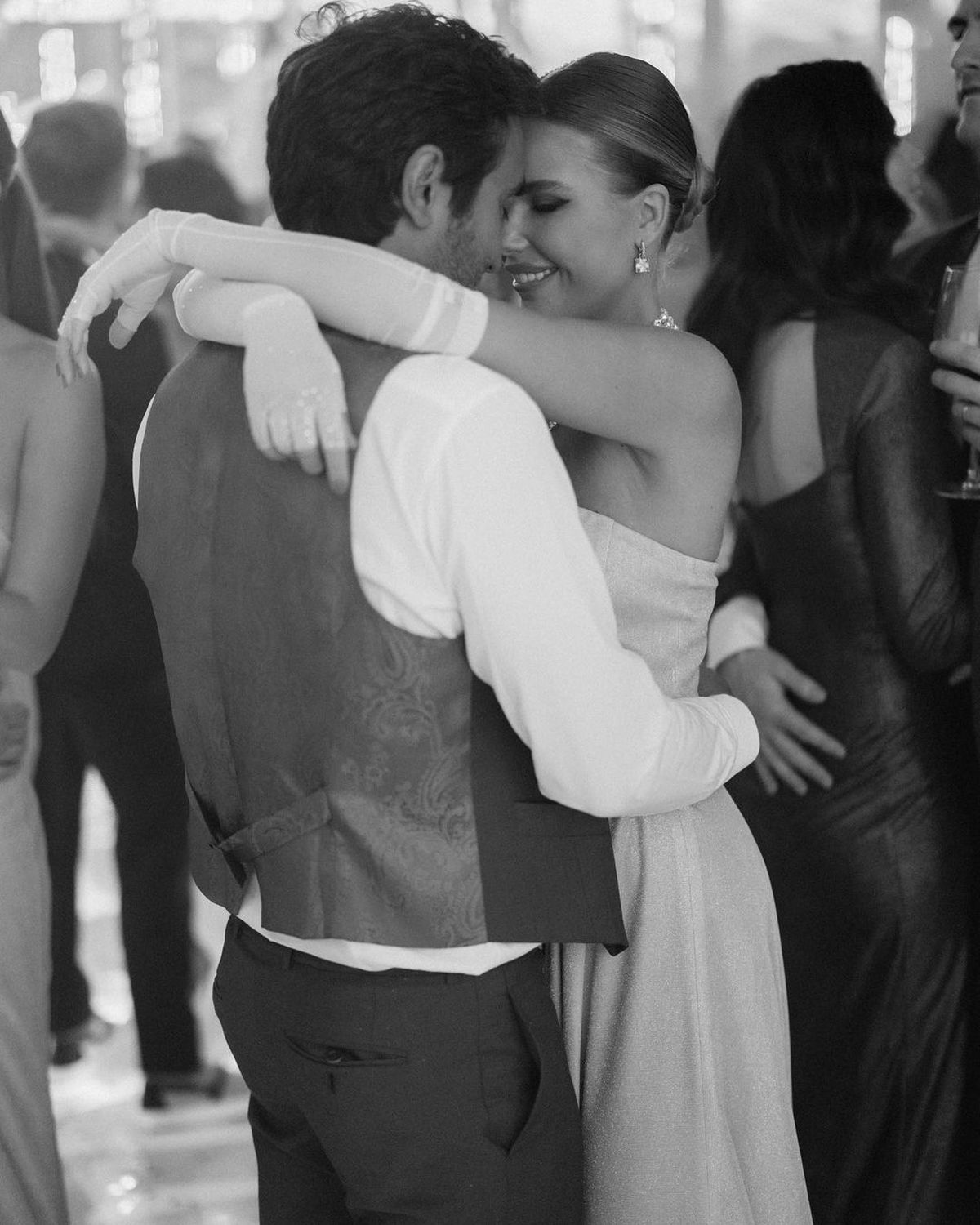 Hărțuită din cauza relației cu „fotbalistul de suflet” al lui Lucescu, Kati și-a găsit un nou iubit » Imagini incendiare postate în fiecare zi