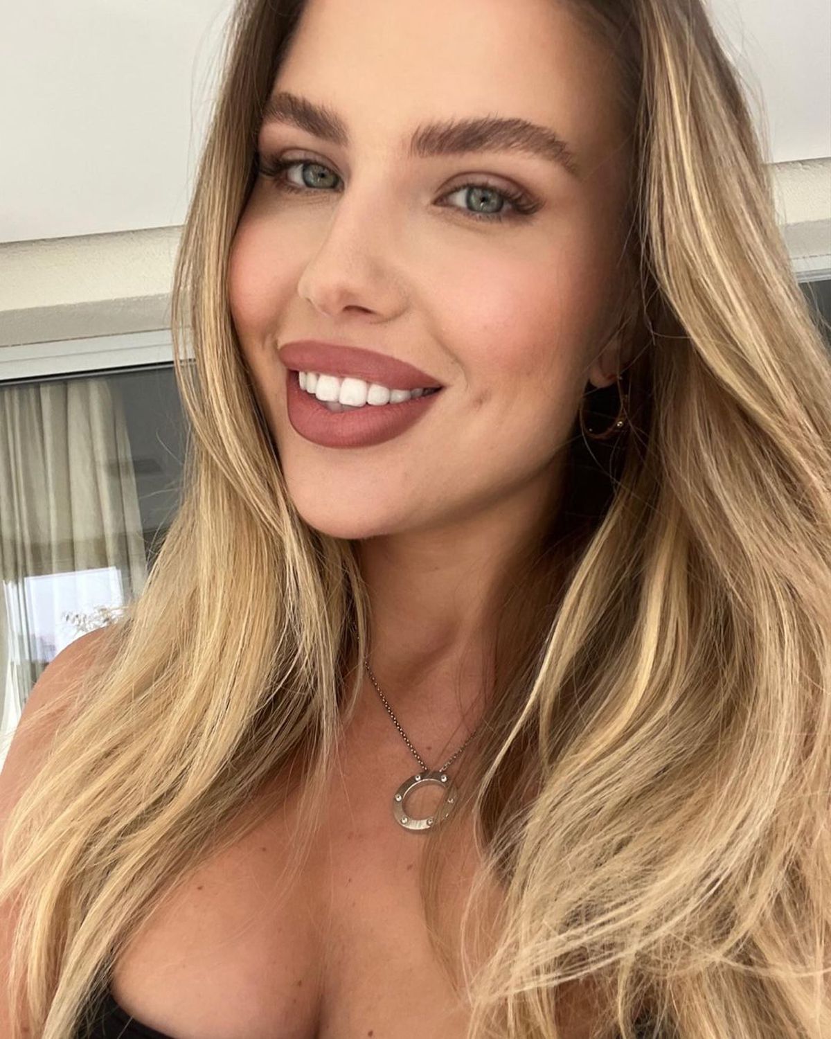 Hărțuită din cauza relației cu „fotbalistul de suflet” al lui Lucescu, Kati și-a găsit un nou iubit » Imagini incendiare postate în fiecare zi