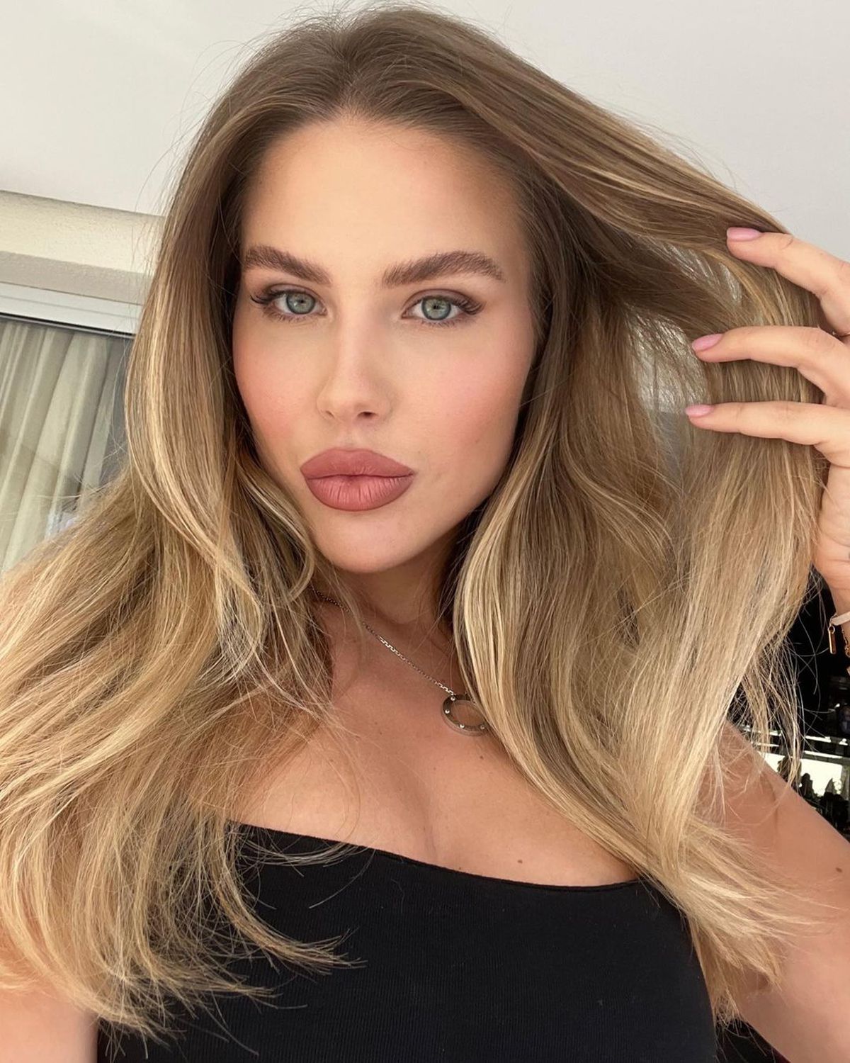 Hărțuită din cauza relației cu „fotbalistul de suflet” al lui Lucescu, Kati și-a găsit un nou iubit » Imagini incendiare postate în fiecare zi