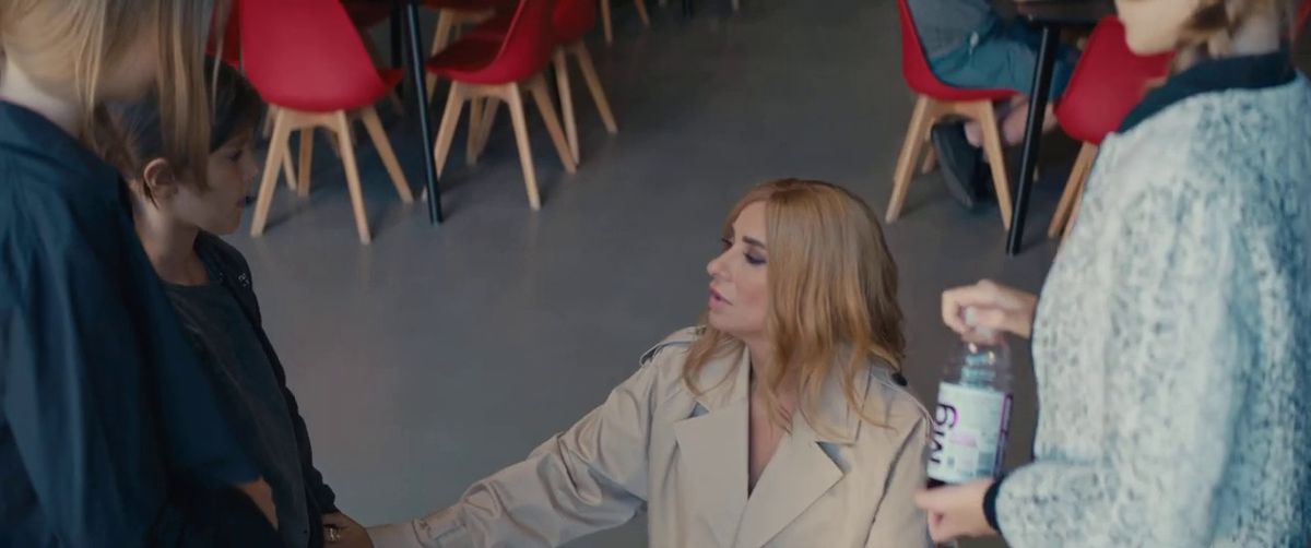 Anamaria Prodan debutează în cinematografele din România » S-a lansat trailerul filmului „Complotul bonelor”, cu impresara în rolul principal