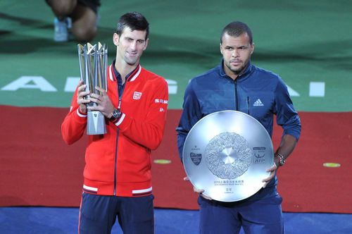 Novak Djokovic și Jo-Wilfried Tsonga după finala de la Shanghai 2015 Foto Imago