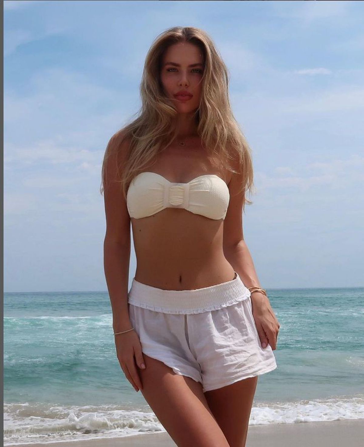 Hărțuită din cauza relației cu „fotbalistul de suflet” al lui Lucescu, Kati și-a găsit un nou iubit » Imagini incendiare postate în fiecare zi