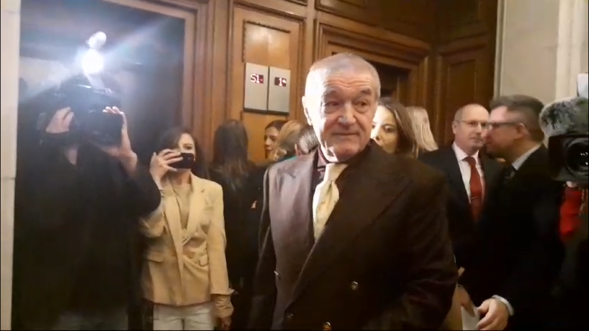 Gigi Becali a făcut circ în Parlamentul României » A smuls microfonul reporterului: „Nu ți-e rușine? Ești obraznic!”