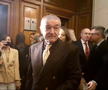 Gigi Becali a luat microfonul unui reporter în Parlamentul României, foto: captură video puterea.ro